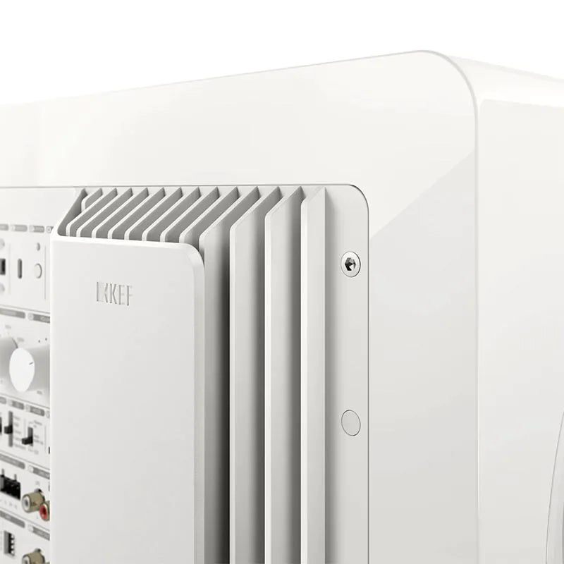 Subwoofer KEF KC92 alb, vedere detaliată spate cu radiator de răcire, porturi și butoane de control.