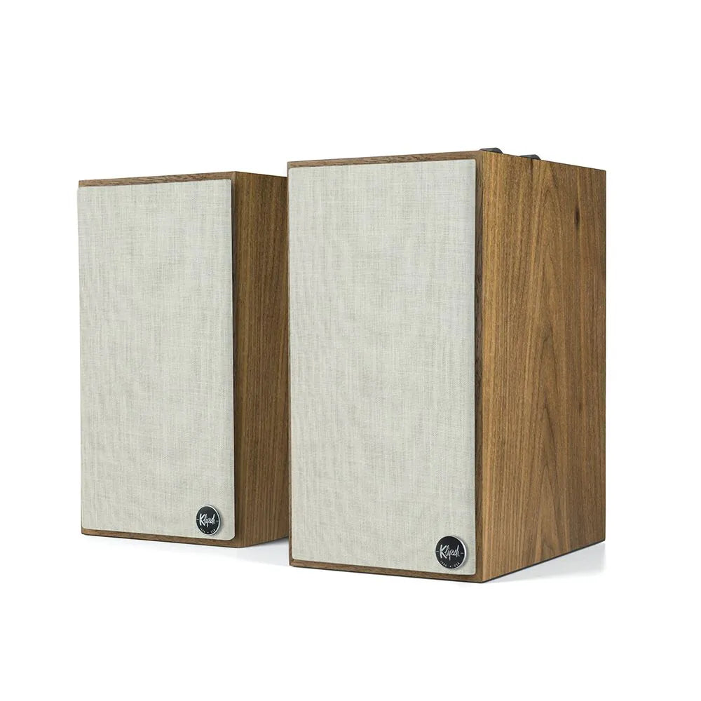 Boxe active Klipsch The Fives culoare walnut, vedere frontală și laterală, grile textile bej vizibile.