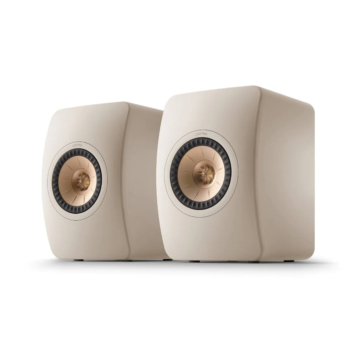 Boxe de raft pasive KEF LS50 Meta culoare Sand, vedere frontală diagonală, difuzoare Uni-Q vizibile.