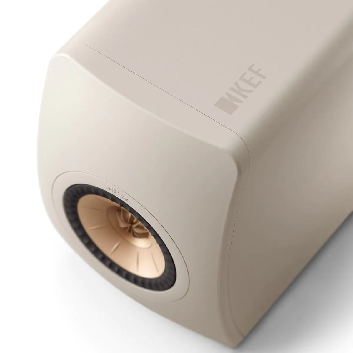 Boxă KEF LS50 Meta culoare Sand, vedere din unghi superior față, difuzor Uni-Q și logo KEF vizibile.