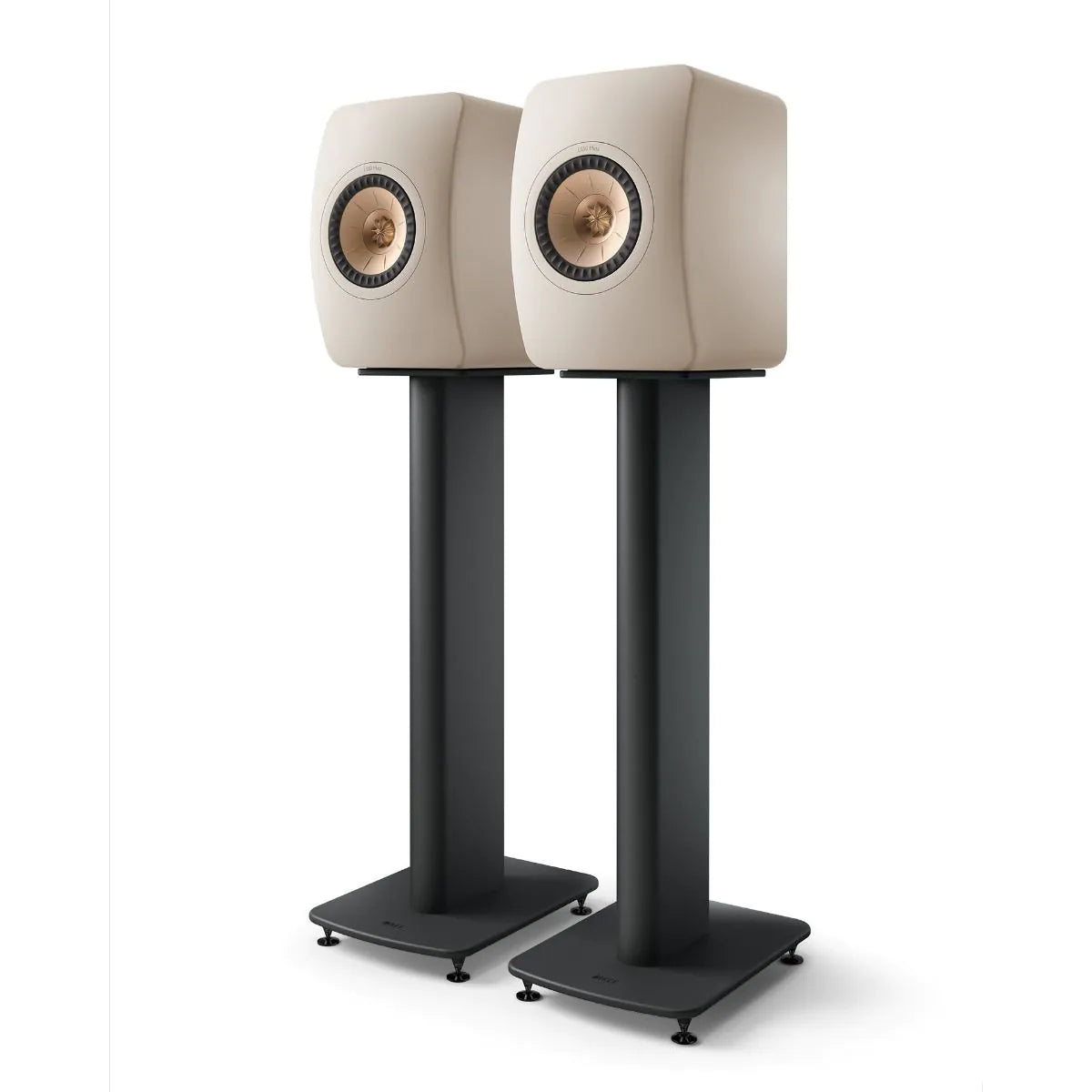 Boxe de raft pasive KEF LS50 Meta culoare Sand, vedere frontală, montate pe standuri negre dedicate.