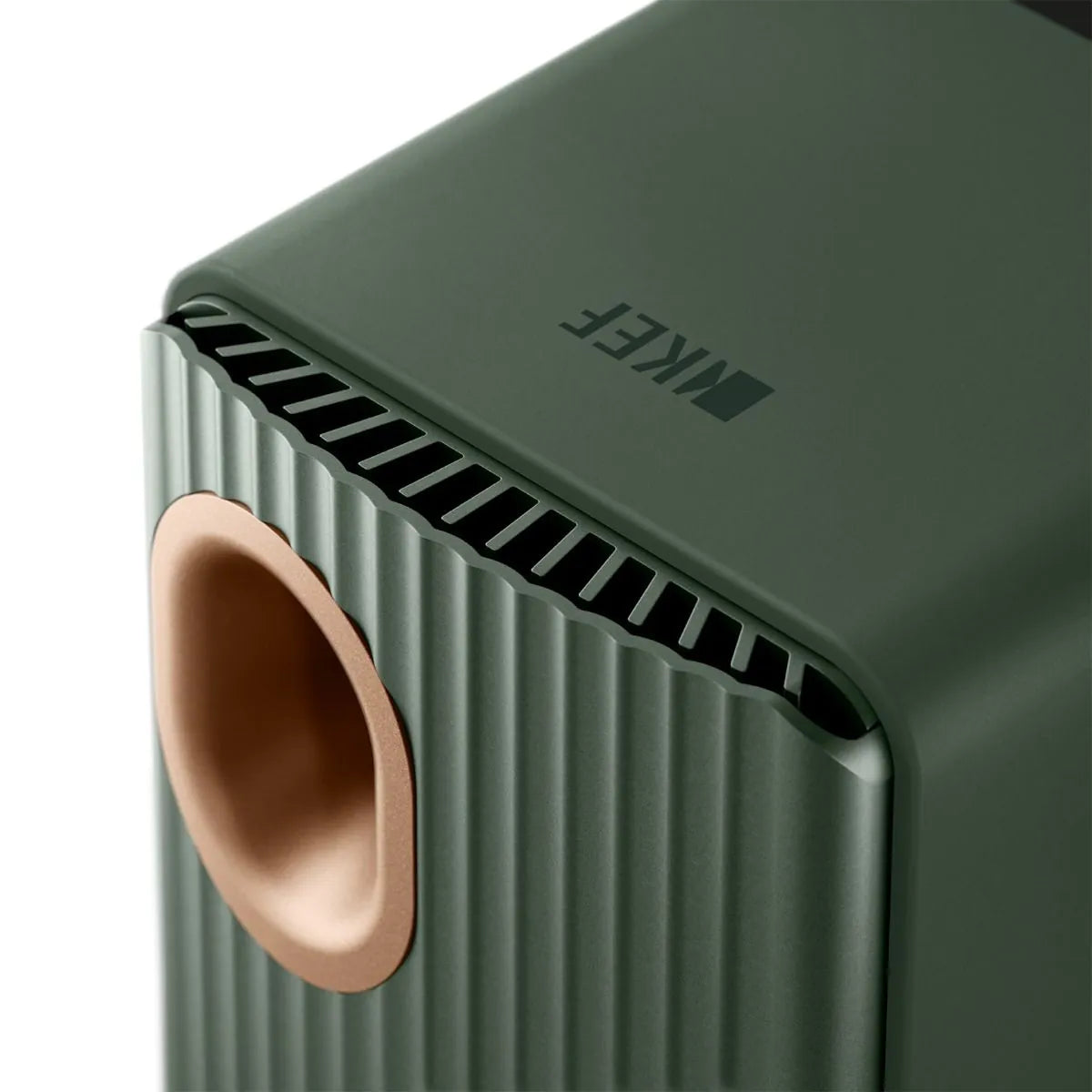 Detaliu spate boxă activă KEF LS50 Wireless II culoare Moss Green, cu port bass reflex și fante ventilație.