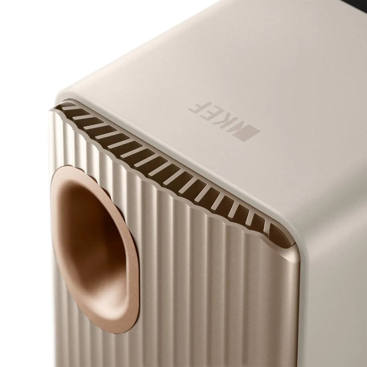 Port bass reflex și fante de răcire spate boxă KEF LS50 Wireless, culoare Sand, vedere detaliată spate.
