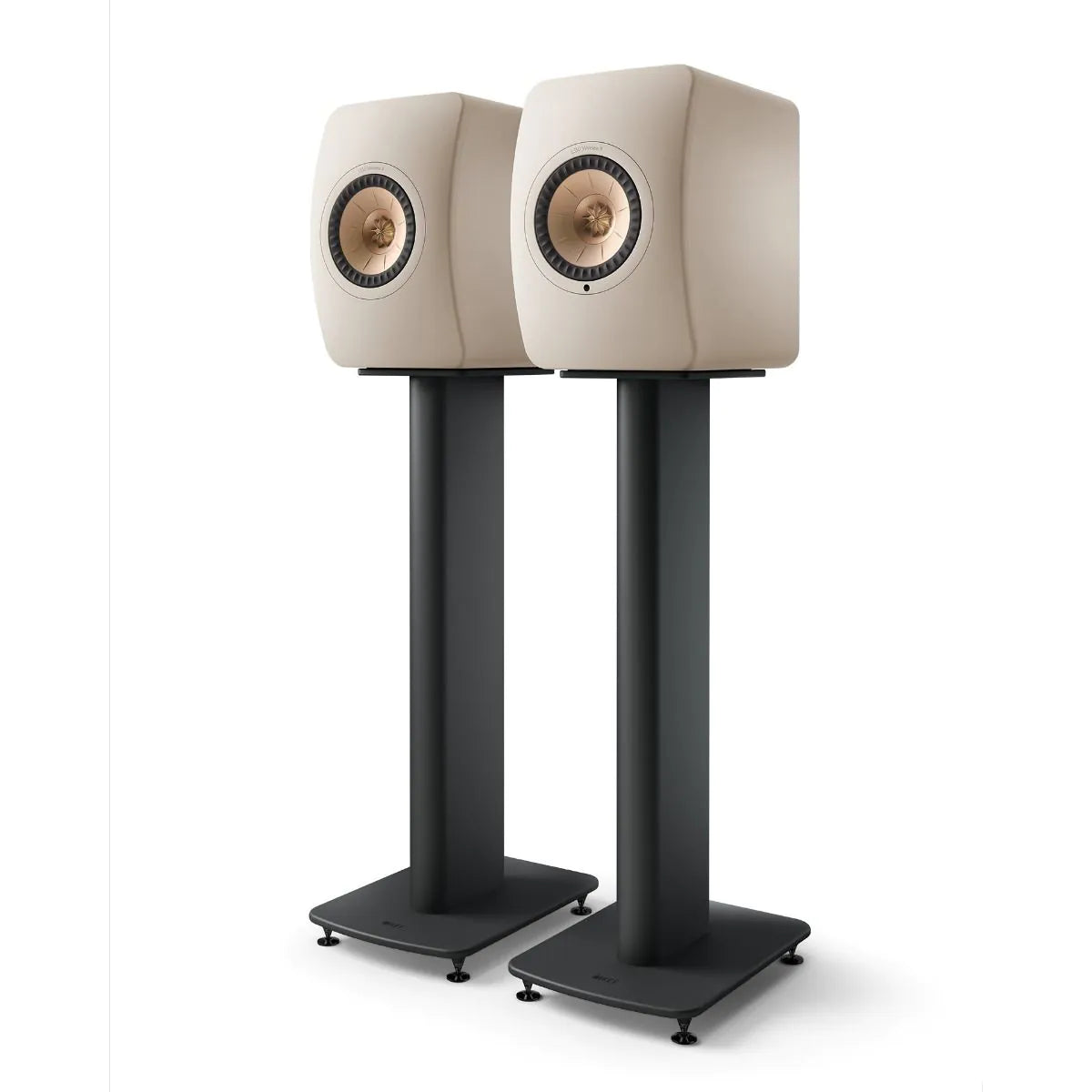 Boxe active KEF LS50 Wireless culoare Sand, vedere frontală, montate pe standuri negre, difuzoare vizibile.