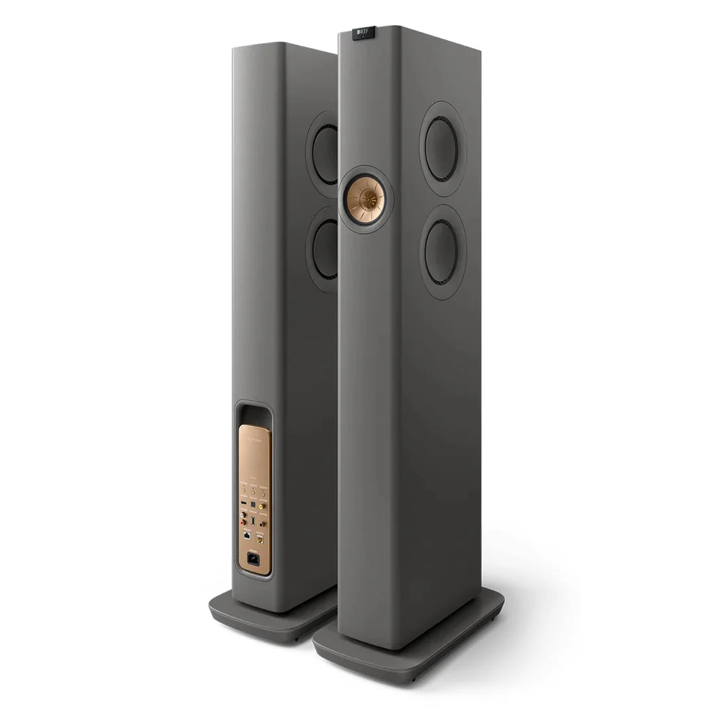 Boxe active KEF LS60 gri, vedere spate și față, conectori audio vizibili, 4 radiatoare pasive laterale.