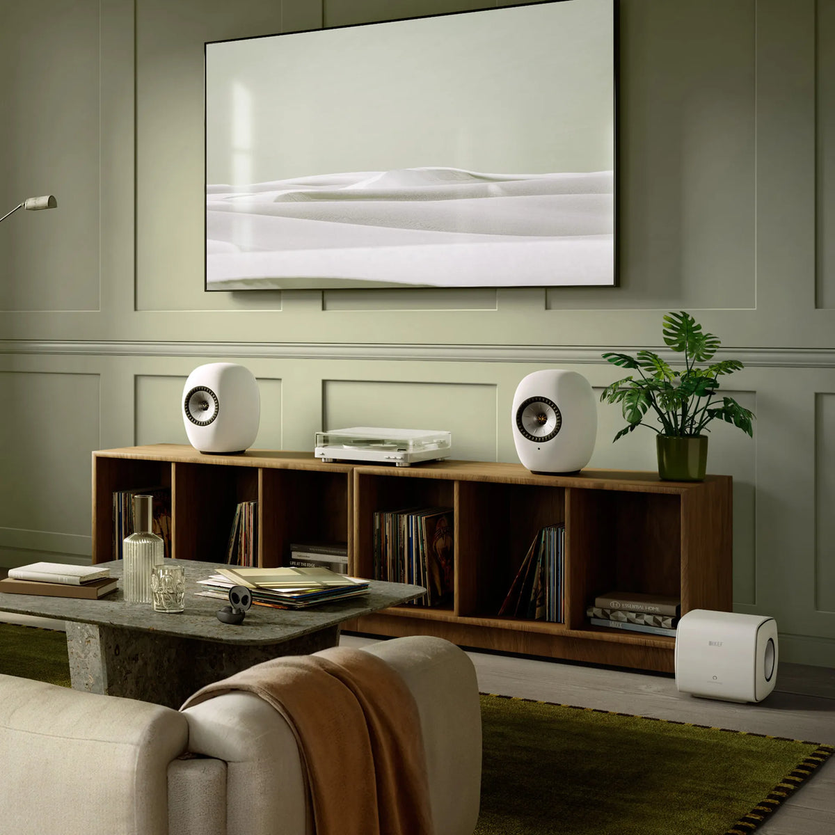KEF LS Luxe Mineral White cu subwoofer KEF, într-un living.