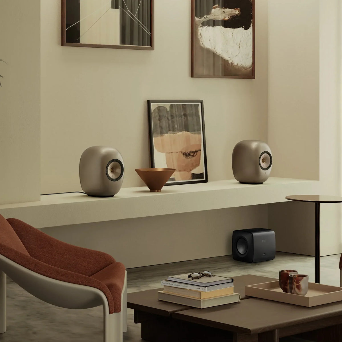 KEF LS Luxe Dusk Titanium așezate pe un raft, într-un living.