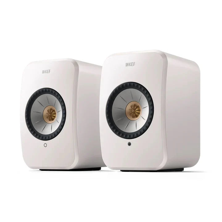 Boxe active KEF LSX II alb, vedere frontală în unghi, difuzor Uni-Q vizibil, LED de stare frontal.