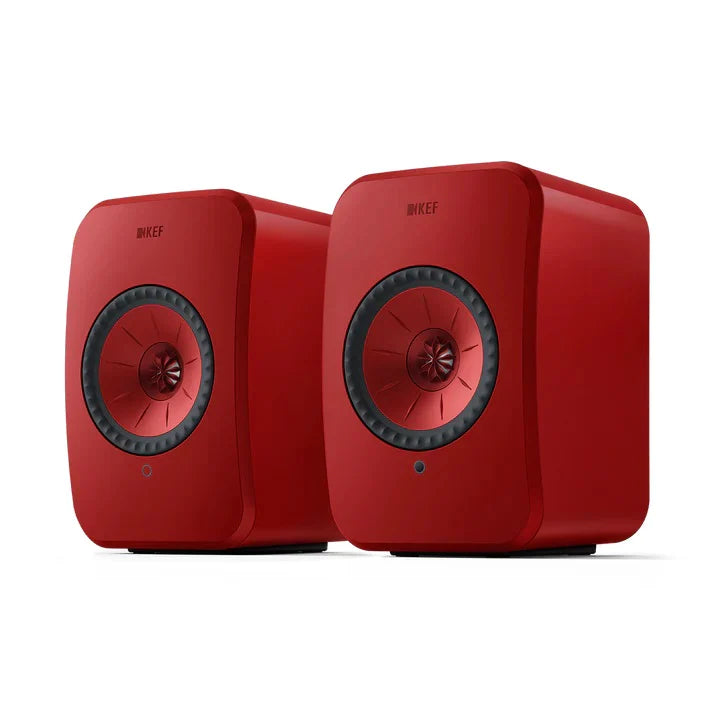 Boxe active KEF LSX II roșii, vedere frontală ușor laterală, difuzoare Uni-Q și LED frontal vizibil.