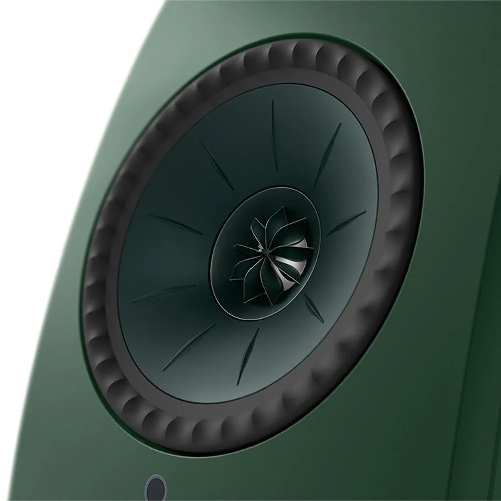 Difuzor verde KEF LSX II LT, close-up pe tweeter Uni-Q central, detalii clare ale conului frontal.