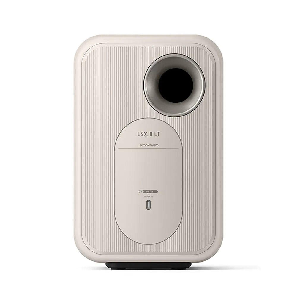 Spate boxă activă KEF LSX II LT albă, port bass reflex vizibil și port USB-C pentru conexiune.
