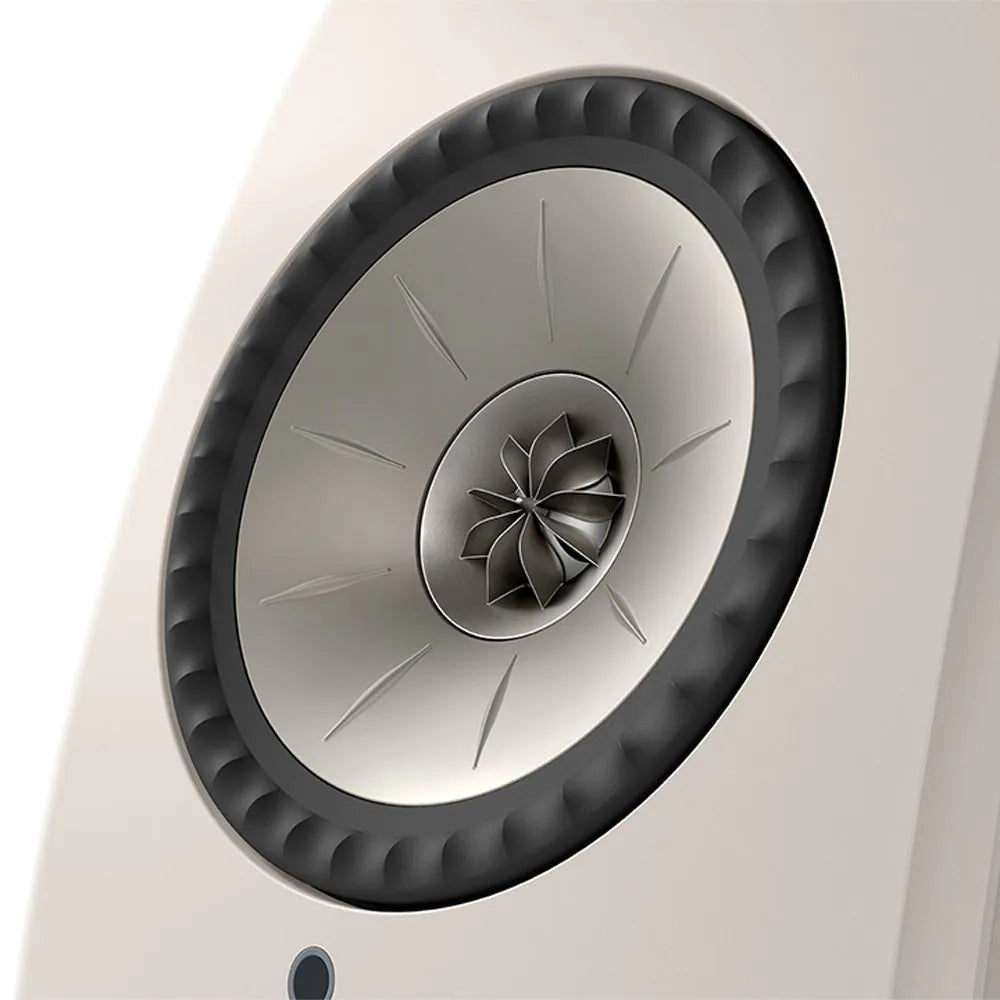 Difuzor frontal alb KEF LSX II LT cu tweeter Uni-Q vizibil, detaliu apropiat al unității de acționare.