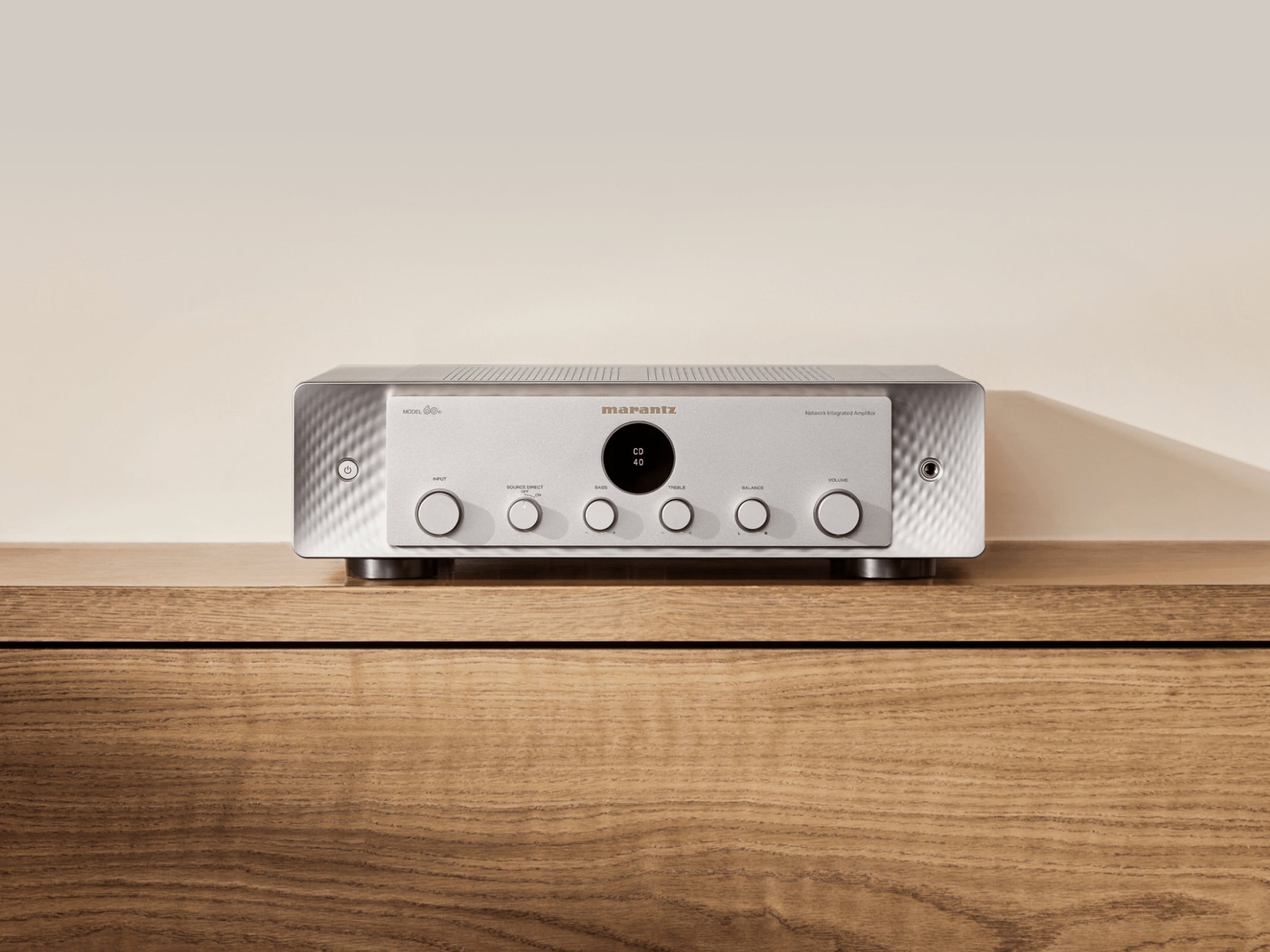 Amplificator Marantz Model 60n argintiu, vedere frontală. Afișaj central și butoane de control vizibile.