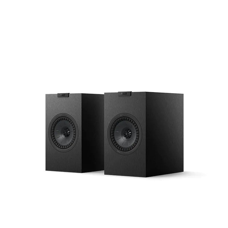 Boxe de raft KEF Q1 Meta satin black, vedere frontală în perspectivă, difuzoare Uni-Q vizibile.#color_black