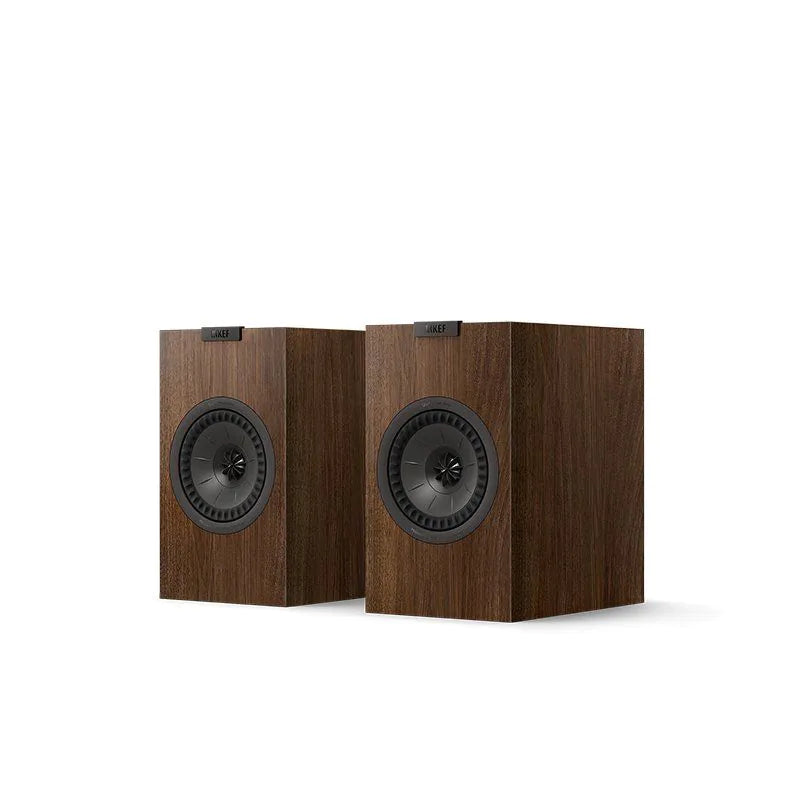 Boxe de raft KEF Q1 Meta culoare nuc, vedere frontală în perspectivă, difuzoare Uni-Q vizibile.