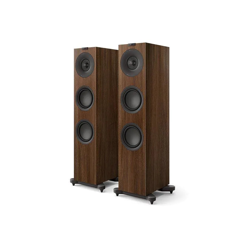 Boxe de podea KEF Q7 Meta culoare nuc, vedere frontală în perspectivă, cu trei difuzoare vizibile.
