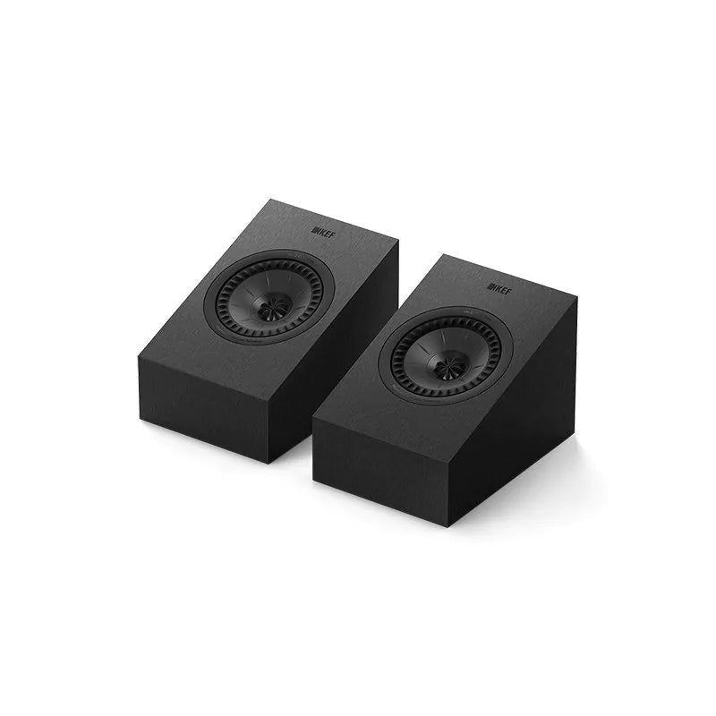 Boxe KEF Q8 Meta Dolby Atmos culoare negru satin, vedere frontală în perspectivă, prezentate în pereche.#color_black