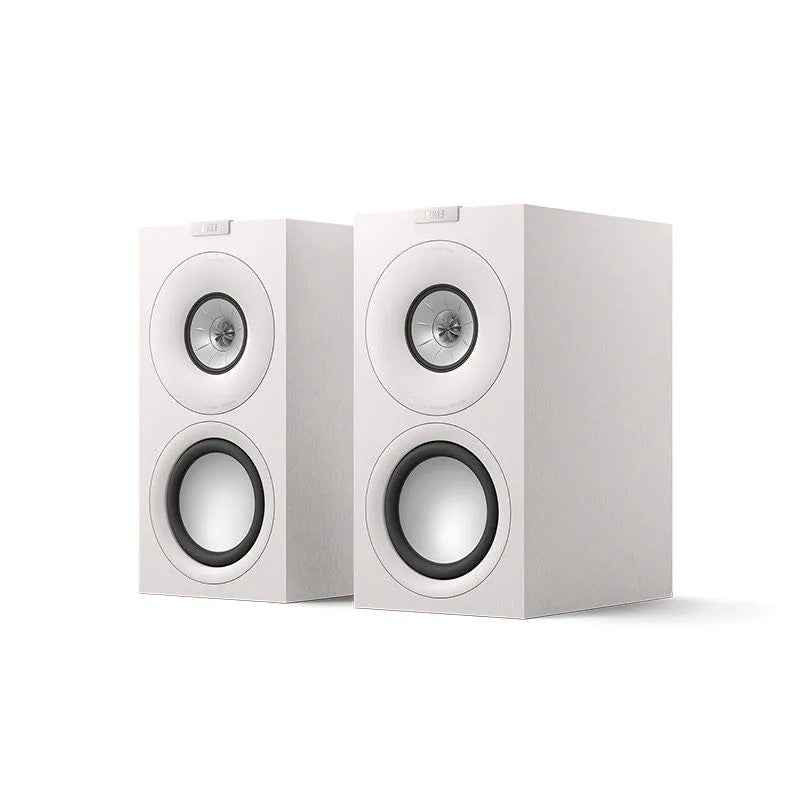 Boxe de raft KEF Q Concerto Meta alb satin, vedere frontală în perspectivă, cu difuzoare Uni-Q vizibile.