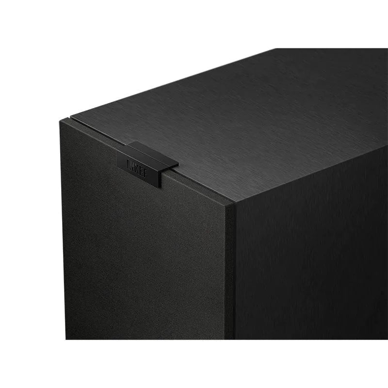 Colț frontal boxă KEF Q7 Meta, finisaj negru satin, grilaj frontal textil detașabil vizibil.
