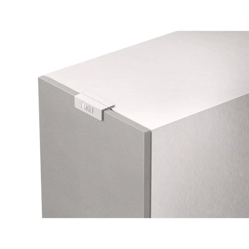 Colț frontal boxă KEF Q11 Meta culoare Satin White cu grilaj frontal textil și logo KEF vizibil sus.
