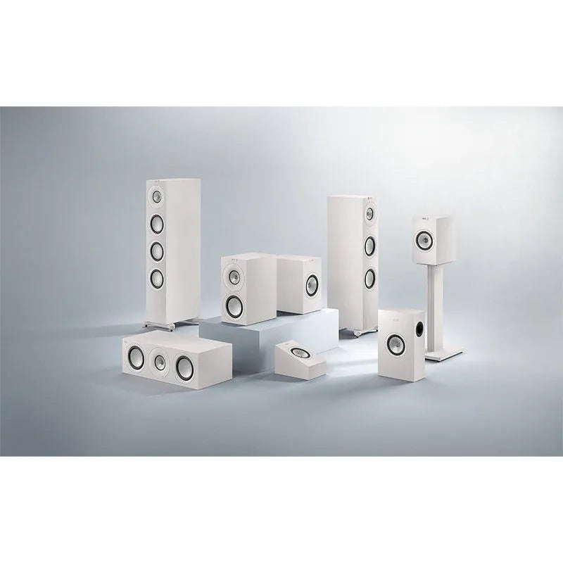 Gama completă KEF Q Series în finisaj alb satin, inclusiv boxe de podea Q11 Meta și modele satelit.