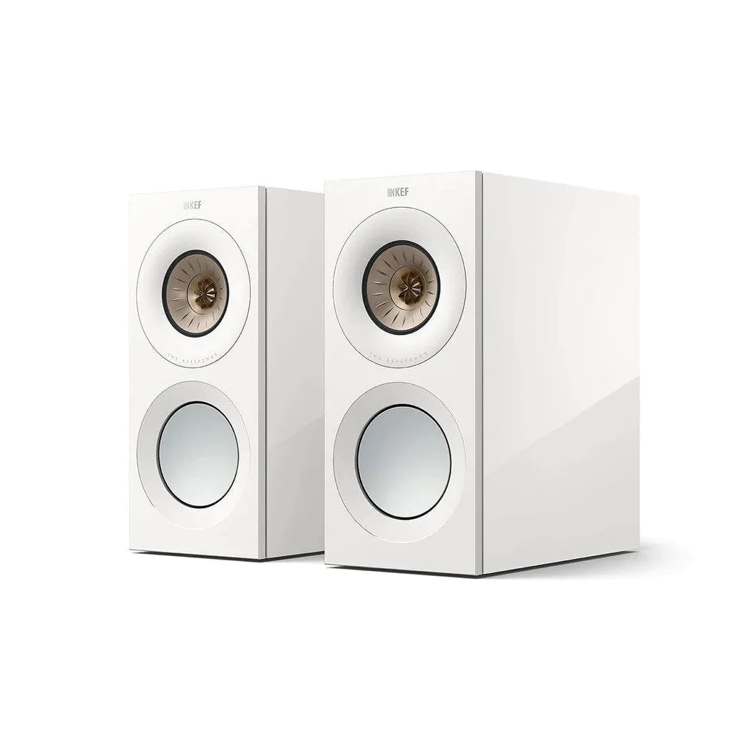 Boxe KEF Reference 1 Meta albe, vedere frontală ușor laterală, cu difuzoare Uni-Q și woofer vizibile.