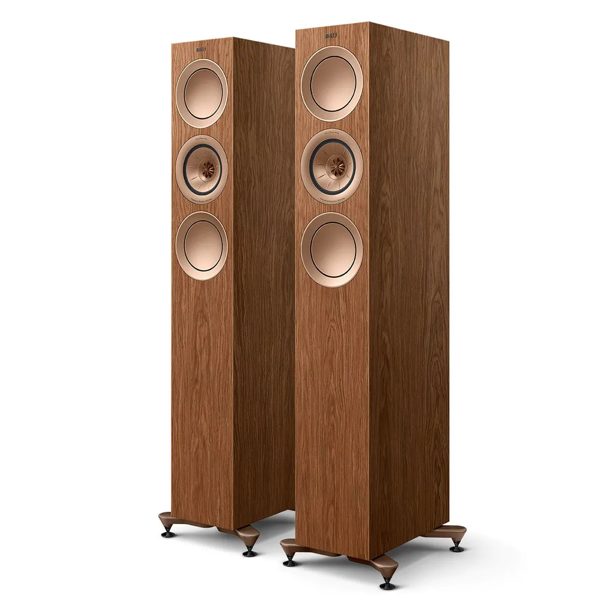 Boxe de podea KEF R5 Meta în finisaj nuc, vedere frontală în unghi, fără grile, cu trei difuzoare vizibile.#color_walnut