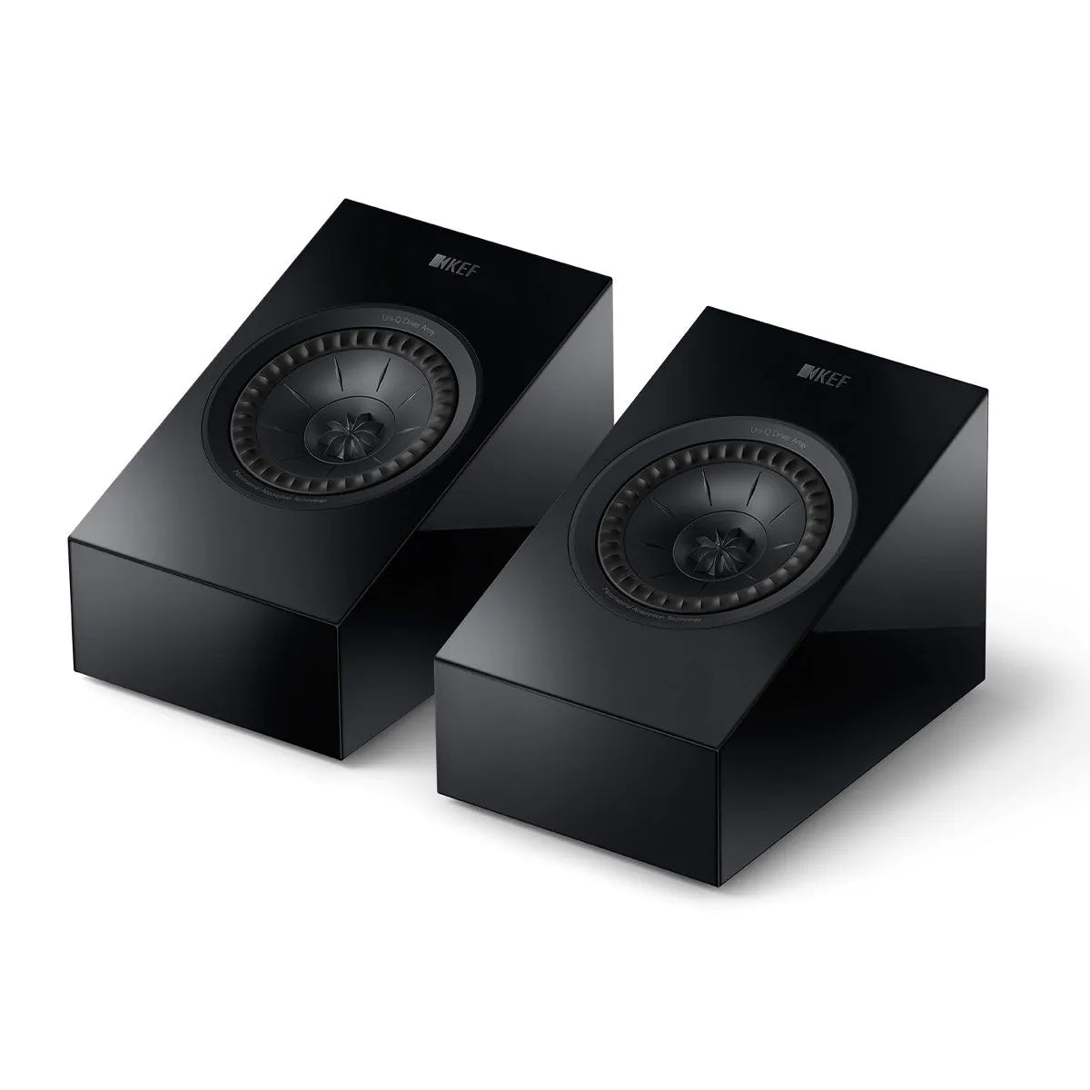 Boxe KEF R8 Meta Dolby Atmos negre, vedere frontală în pereche, fără grilaj, unghi perspectivă.#color_black