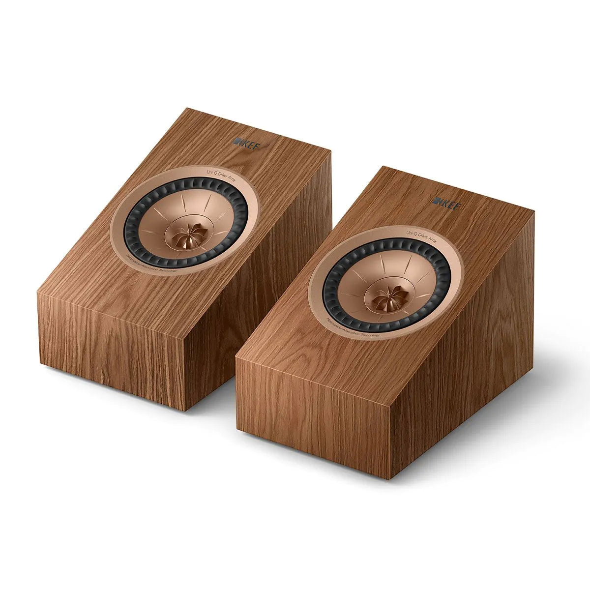Boxe KEF R8 Meta Dolby Atmos, vedere frontală în perspectivă, finisaj nuc, difuzoare Uni-Q vizibile.