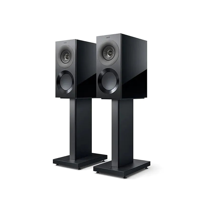 Boxe KEF Reference 1 Meta negre, vedere frontală pe standuri, difuzoare Uni-Q și port reflex vizibile.