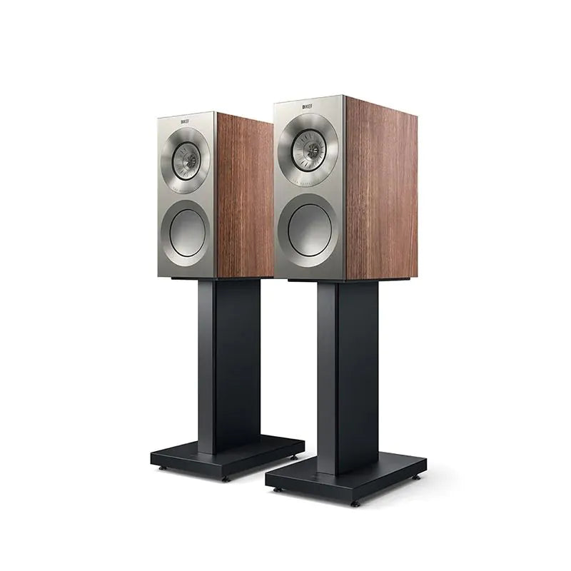 Boxe KEF Reference 1 Meta walnut, față și lateral vizibile, montate pe standuri negre, difuzoare expuse.