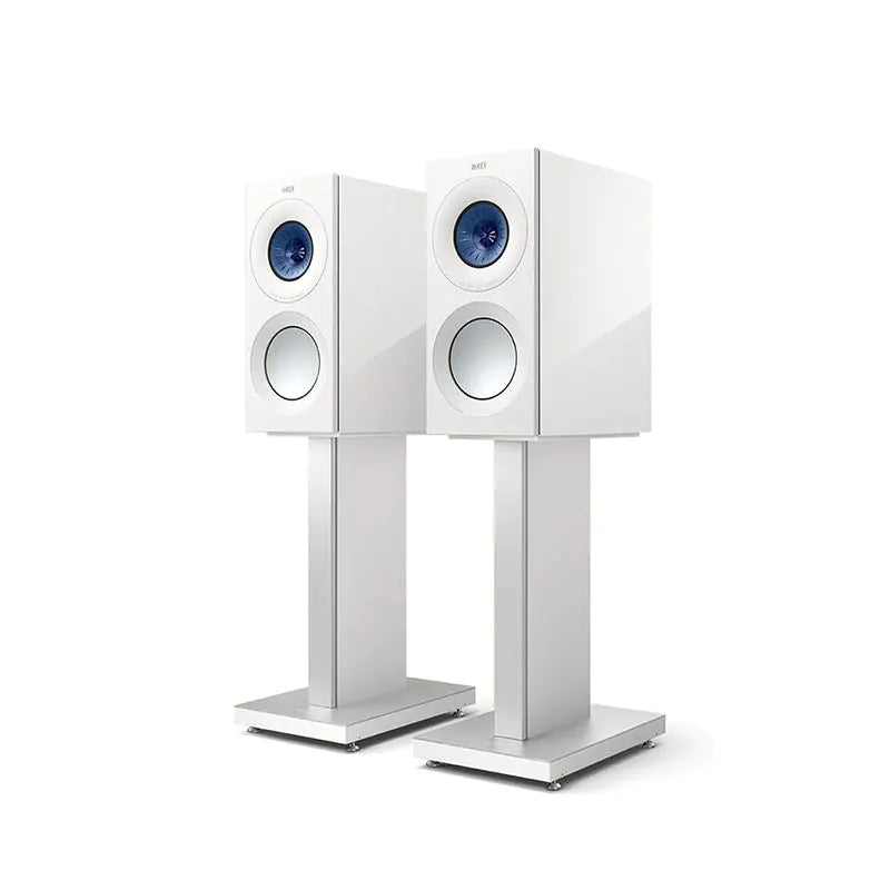 Boxe de raft KEF Reference 1 Meta albe, vedere frontală pe suport, difuzoare Uni-Q și woofer vizibile.