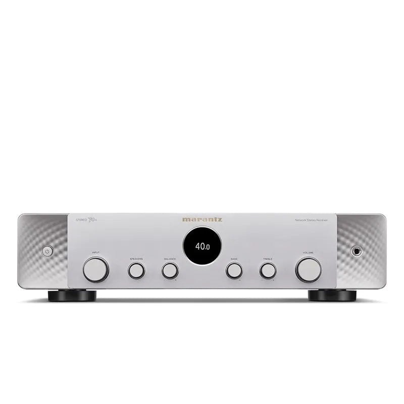 Receiver Marantz Stereo 70s argintiu, vedere frontală, afișaj digital central și butoane de control audio.
