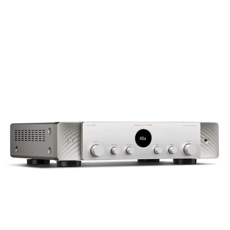 Receiver Marantz Stereo 70s argintiu, vedere frontală, afișaj digital central și butoane de control audio.