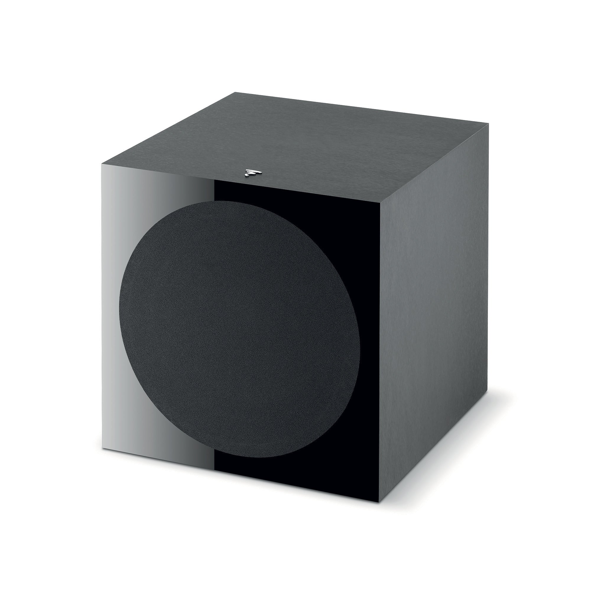 Subwoofer Focal SUB 600P, vedere din unghi de 34 de grade, culoare neagră, cu grilaj frontal vizibil.