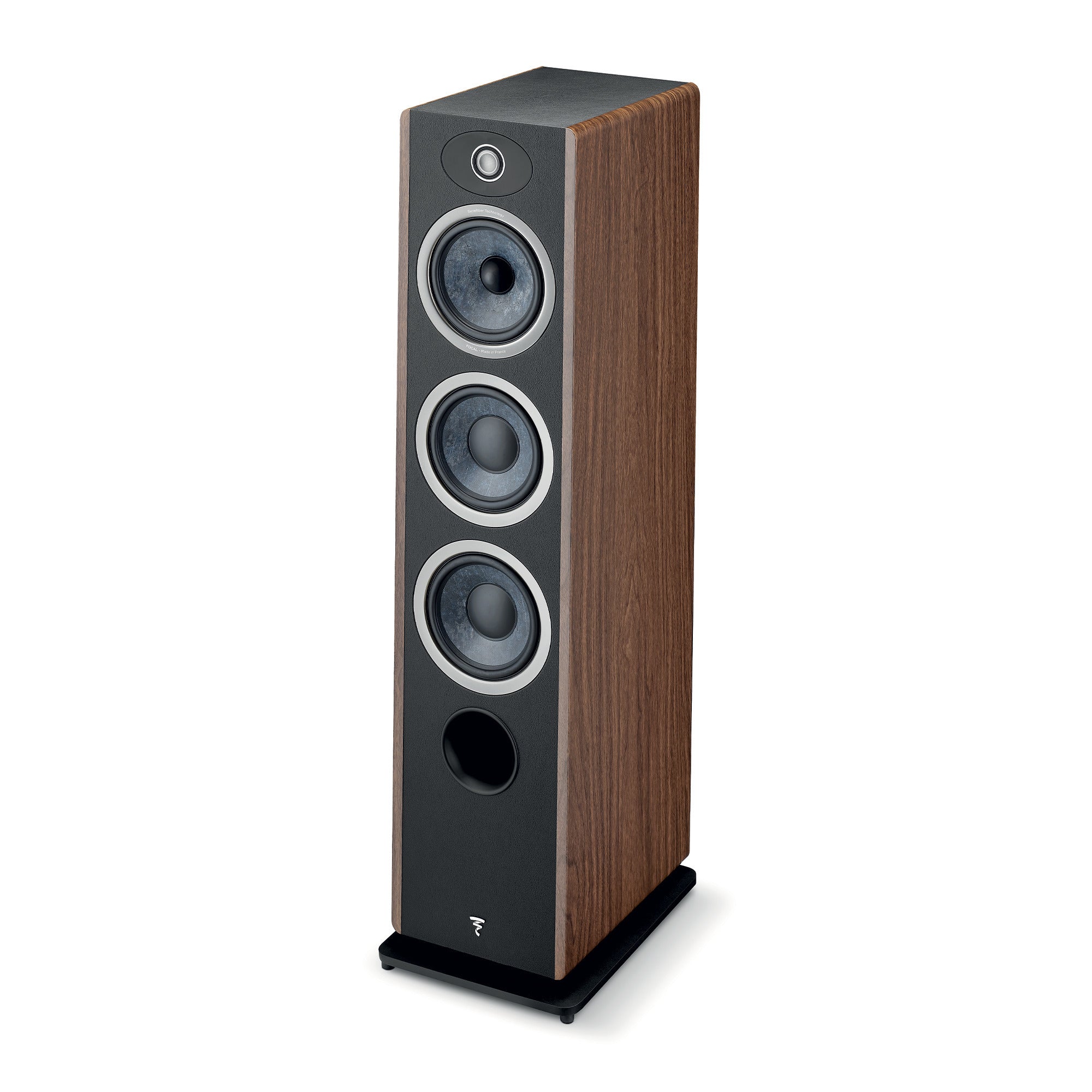 Boxa Focal Vestia N°2, vedere din unghi de 34°, finisaj lemn, trei difuzoare și port bass reflex frontal.#color_dark-wood