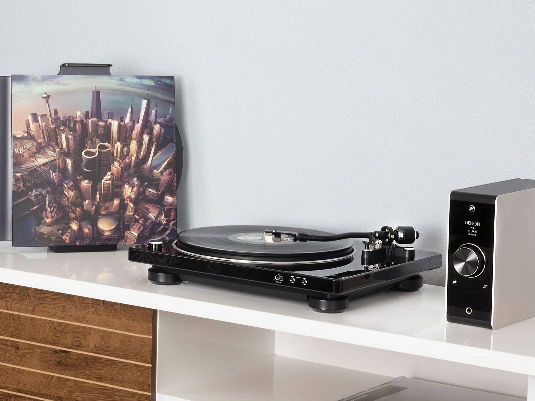Denon DP-450USB pick-up cu vinil, în ambianță