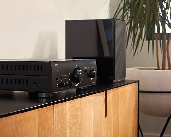 Denon PMA-1700NE amplificator integrat pe raft hi-fi