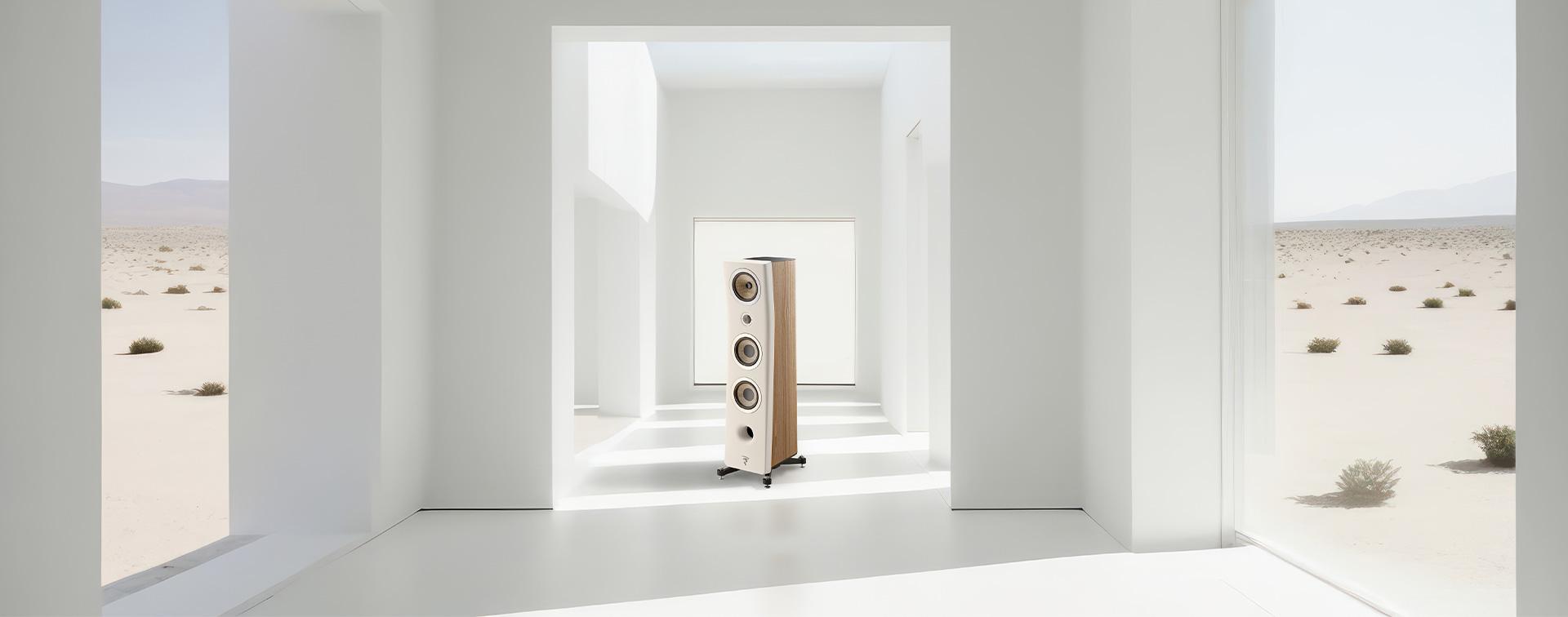 Focal Kanta N°2 într-un interior modern minimalist, finisaj walnut
