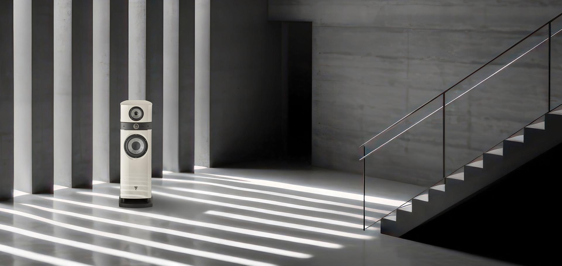 Focal Scala Utopia Evo într-un interior modern de beton, lumină dramatică