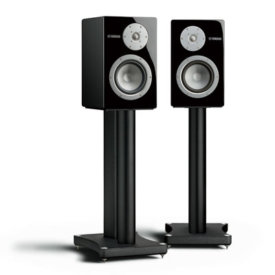 Boxe Yamaha NS-3000 negre, vedere frontală, pe suporturi negre. Tweeter și woofer alb, logo vizibil.