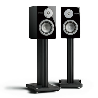 Boxe Yamaha NS-3000 negre, vedere frontală, pe suporturi negre. Tweeter și woofer alb, logo vizibil.
