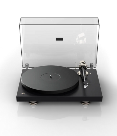 Pick-up Pro-Ject Debut PRO negru, vedere frontală cu capac transparent, braț carbon-aluminiu vizibil.