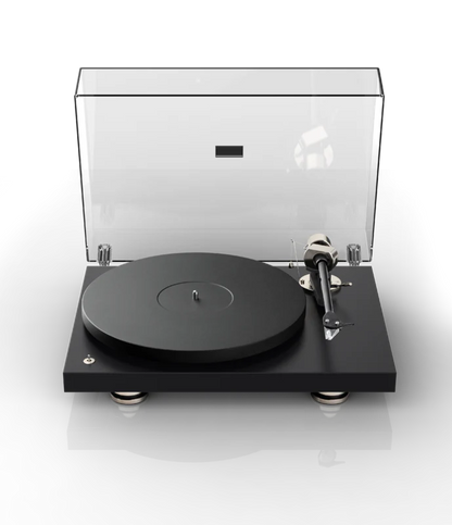 Pick-up Pro-Ject Debut PRO negru, vedere frontală cu capac transparent, braț carbon-aluminiu vizibil.
