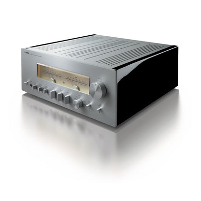Yamaha A-S3200 Amplificator, vedere laterală, argintiu, butoane de control și indicatori de nivel audio vizibili.
