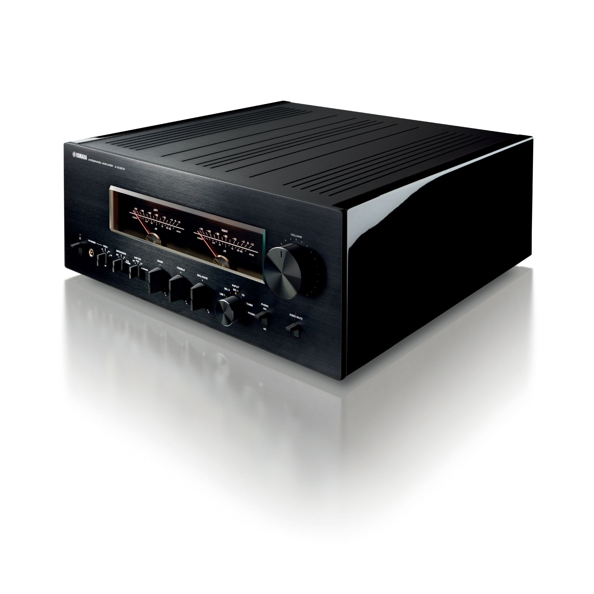 Yamaha A-S3200 Amplificator, vedere oblică, negru. Afișaj frontal iluminat, butoane de reglaj vizibile.