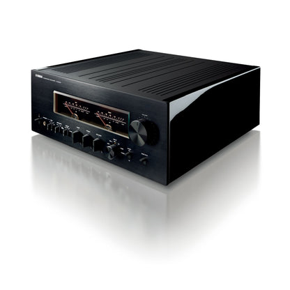 Yamaha A-S3200 Amplificator, vedere oblică, negru. Afișaj frontal iluminat, butoane de reglaj vizibile.