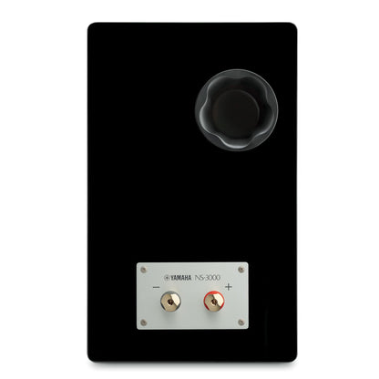 Spatele boxei Yamaha NS-3000, culoare neagră, cu terminale de conectare aurii și roșii, marca vizibilă.