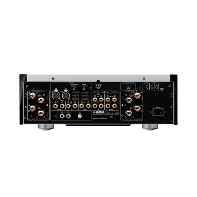 Spate Yamaha A-S2200 Amplificator, conectori aurii RCA, XLR, ieșiri boxe, intrări phono și tuner.