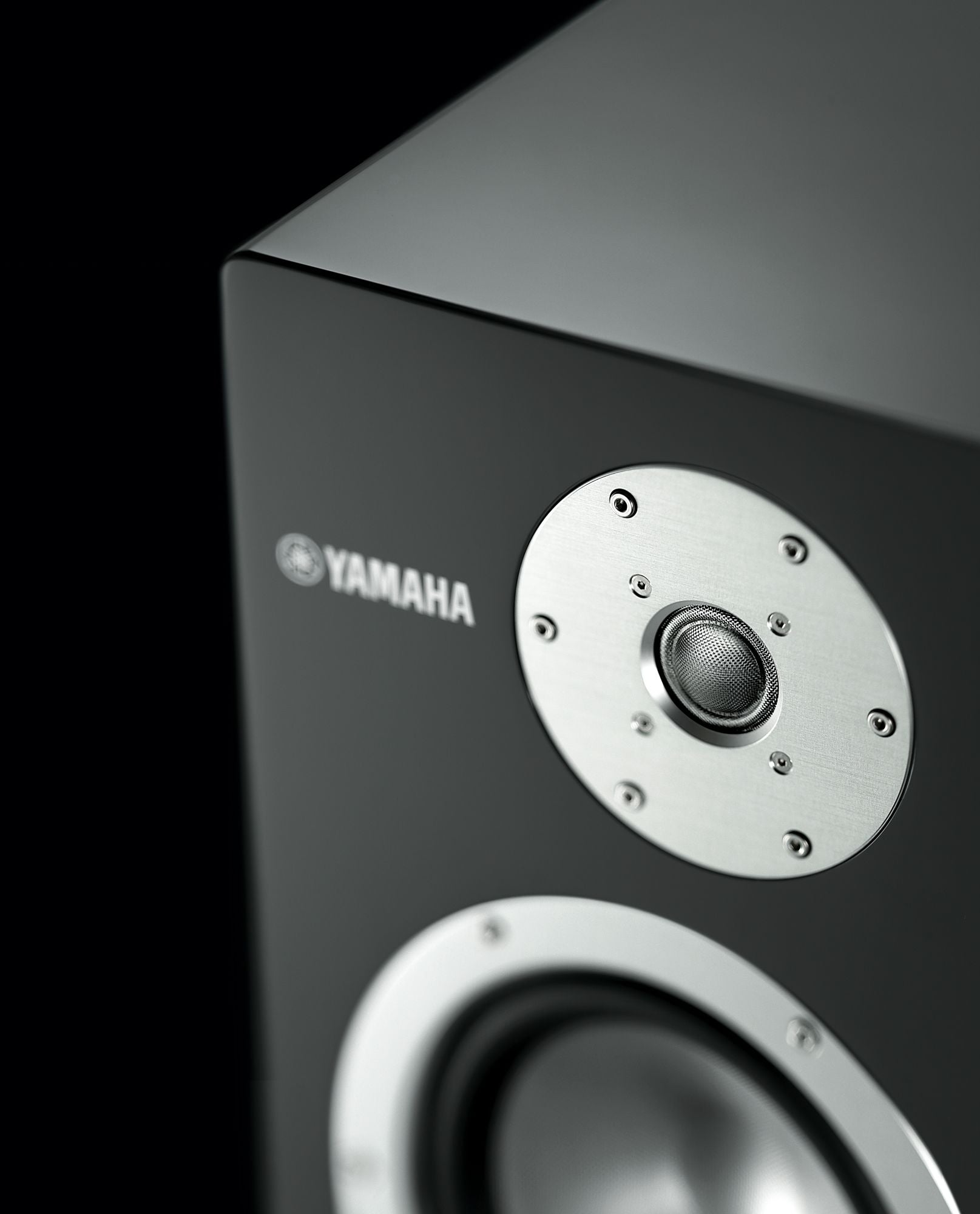 Boxa Yamaha NS-3000, vedere din stânga sus, arătând difuzorul de înalte și logo-ul pe un fundal negru.